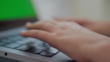 Laptop yeşil ekran Chroma Key kullanarak akıllı beyaz orta okul öğrencilerini kapatın. Klavyede yazan çocuk. Yan görünüm