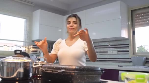家庭のキッチンで夕食を調理しながら 中東のかわいい幸せな女性のダンスや歌 フライパンでバーガーを揚げ 国内の率直なライフスタイルルーチン — ストック動画