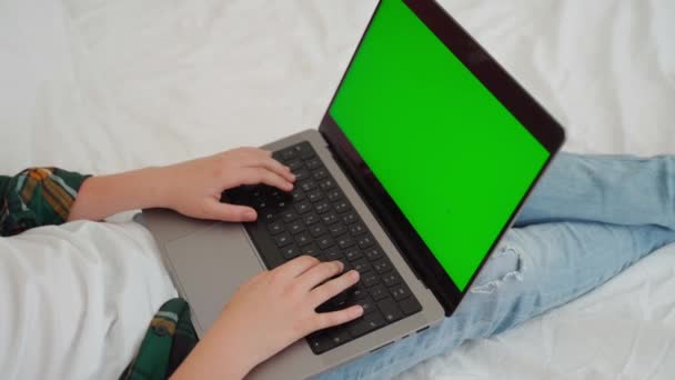 Primer Plano Inteligente Caucásico Niño Escuela Media Utilizando Pantalla Verde — Vídeos de Stock