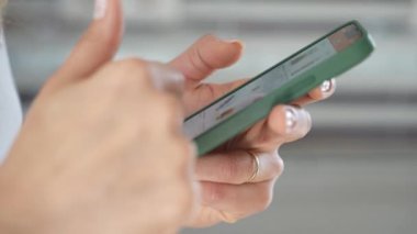 Ev Mutfağı 'nda akıllı telefon kullanan kadın eli. Ev hanımı internetten alışveriş yapıyor, fatura arıyor, internette sörf yapıyor, market veya kafe restoranlarından yemek siparişi veriyor, ödeme yapıyor.