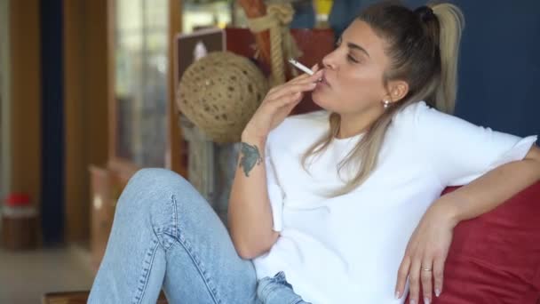 Бразильская Женщина Зажигает Сигарету Легким Курением Табака Дома Нездоровый Образ — стоковое видео