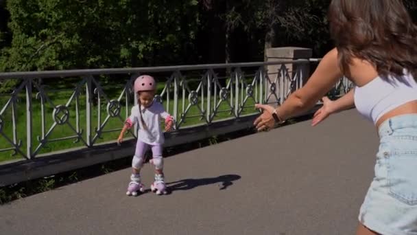 Máma Učí Holčičku Inline Bruslení Kolečkářem Veřejném Parku Létě Slunečný — Stock video