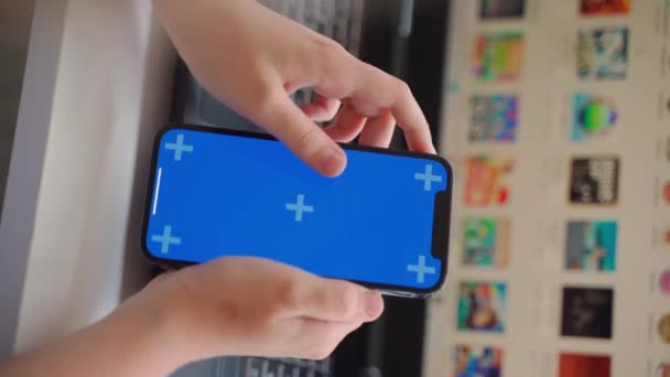 Закройте Руки Подростков Помощью Смартфона Зеленый Синий Экран Chroma Key — стоковое видео