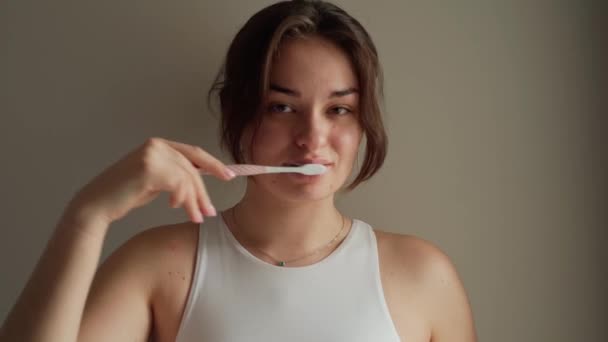Teenager Mädchen Beim Zähneputzen Badezimmer Hause Zahnpflege Hygiene Und Gesunder — Stockvideo