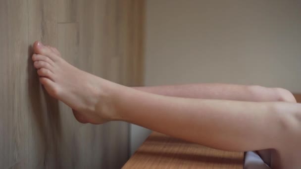 Крупним Планом Жіночі Ноги Красивої Молодої Дівчини Яка Виходить Ліжка — стокове відео