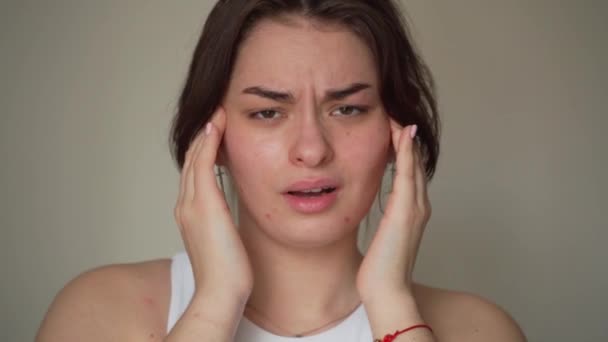 Jonge Vrouw Bezorgd Veroorzaakt Door Acne Ontsteking Acne Litteken Optreden — Stockvideo