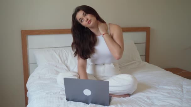 Mujer Joven Que Utiliza Ordenador Portátil Cama Tomando Descanso Para — Vídeos de Stock