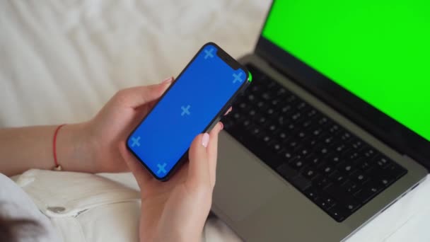 Akıllı Telefon Mavi Ekran Chroma Anahtarı Kullanarak Genç Ellerini Kapat — Stok video