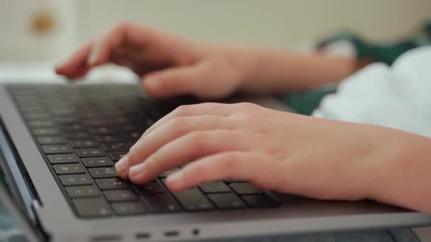 Laptop Yeşil Ekran Chroma Key Kullanarak Akıllı Beyaz Orta Okul — Stok video