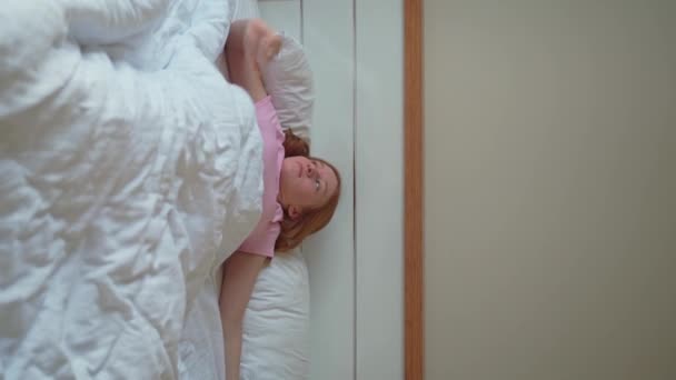 Счастливая Сонная Рыжая Девочка Подросток Просыпается Удобной Белой Кровати Красивый — стоковое видео