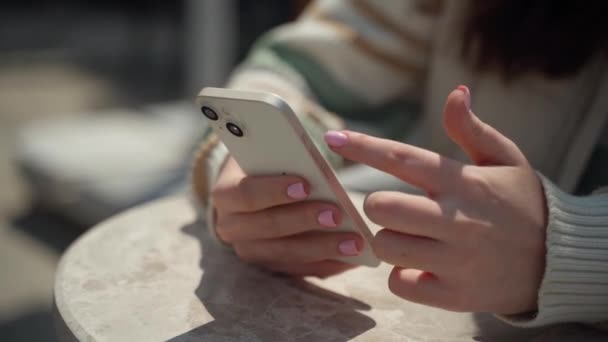 在室外用手机将女性的手按住打字 在城市背景下 快乐的少女坐在智能手机旁 社交媒体 暴民应用程序 观看视频 网上购物 — 图库视频影像