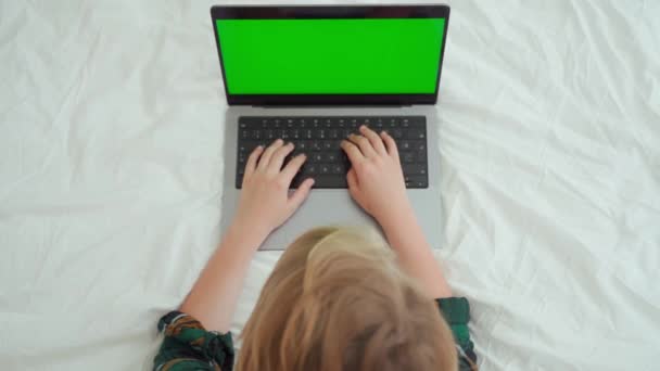 Bezár Okos Kaukázusi Középiskolás Gyerek Laptopzöld Képernyő Chroma Key Gyerek — Stock videók