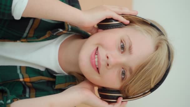 Adolescentul Care Folosește Căști Wireless Ascultă Muzică Bucură Viață Hobby — Videoclip de stoc