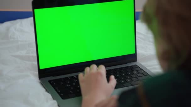 Laptop Yeşil Ekran Chroma Key Kullanan Kafkas Ortaokulu Öğrencisini Kapatın — Stok video