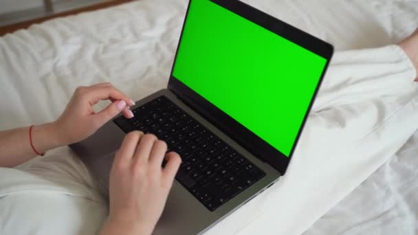 Laptop Yeşil Ekran Chroma Key Kullanarak Akıllı Beyaz Kız Ellerini — Stok video