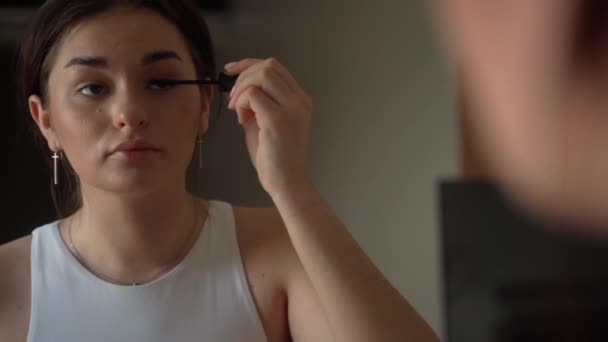 Kaşlarını Fırçalayan Güzel Bir Genç Kadın Genç Spanyol Kadın Makyaj — Stok video