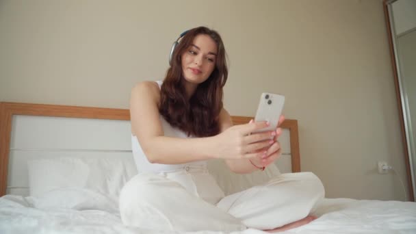 Βιντεοκλήση Φίλους Νεαρή Γυναίκα Ακουστικά Κρατώντας Smartphone Μιλώντας Τους Συμπαίκτες — Αρχείο Βίντεο