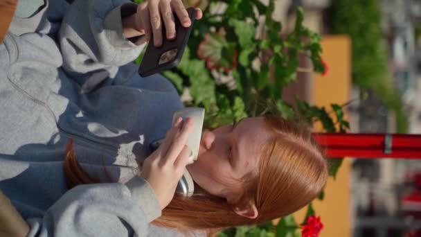 Słuchawki Nastolatek Pomocą Smartfona Kawiarenka Świeżym Powietrzu Pić Kawę Wesoła — Wideo stockowe
