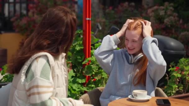 Dvě Dospívající Dívky Které Mají Přestávku Kavárně Pít Kávu Venku — Stock video