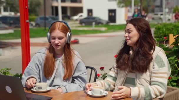 Dos Adolescentes Que Tienen Descanso Cafetería Beben Café Aire Libre — Vídeos de Stock