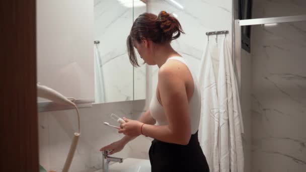 Evdeki Banyoda Dişlerini Fırçalayan Genç Kız Diş Bakımı Hijyen Sağlıklı — Stok video