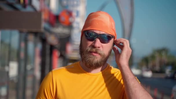 Spor Kıyafetleri Güneş Gözlüğü Takan Sporcu Koşuya Çıkmadan Önce Kulaklık — Stok video
