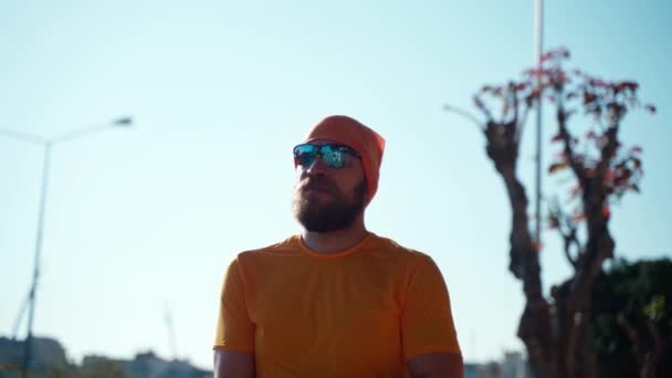 Молодий Чоловік Спортивних Окулярах Йде Біг Пішохідні Тренування Сонячний Ранковий — стокове відео