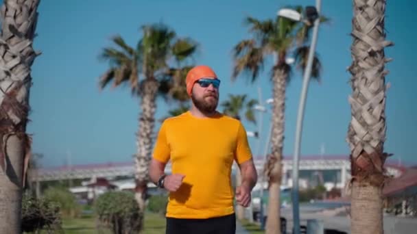 Tjockisen Springer Joggingträning Solig Morgon Utanför Gatan Stads Palmmaraton Hälsosam — Stockvideo