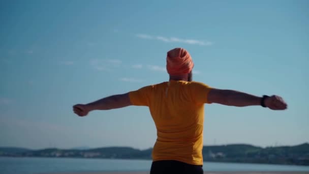 Body Positive Man Sportkläder Värmer Upp Muskler Och Leder Innan — Stockvideo