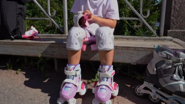 夏に公園でインラインスケートローラー肘保護を置く子供 家族レジャー屋外スポーツ活動ゲーム スペースのコピー — ストック動画