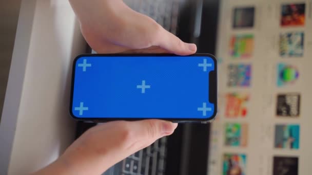 Nahaufnahme Teenager Hände Mit Smartphone Grünen Blauen Bildschirm Chroma Key — Stockvideo