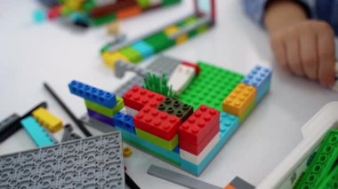 Kafede dizüstü bilgisayar kullanan genç bir kız kahve içiyor. Neşeli genç bir kadın oturmuş online öğrenci makalesini izliyor, sınav çalışmasını çiçek arka planında yapıyor.