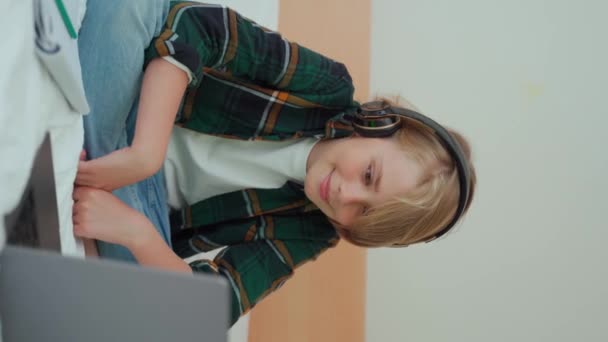 Dizüstü Bilgisayar Kulaklık Kullanan Genç Bir Çocuk Çocuk Yatakta Video — Stok video