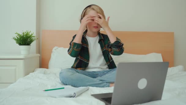 Εφηβικό Παιδί Αγόρι Χρησιμοποιώντας Φορητό Υπολογιστή Και Ακουστικά Παιδί Ψάχνει — Αρχείο Βίντεο