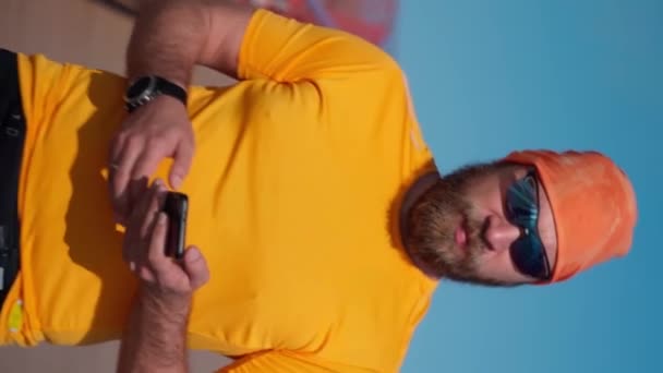 Jogging Man Använder Smartphone Efter Att Kört Sport Aktivitet Vertikalt — Stockvideo