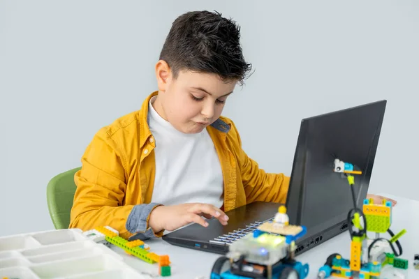 ロボットプログラミングクラス 子供はロボットを構築してコードします コンストラクタブロックとラップトップ リモートコントロールジョイスティックを使用したStem教育 学校の子供のための技術教育開発 — ストック写真