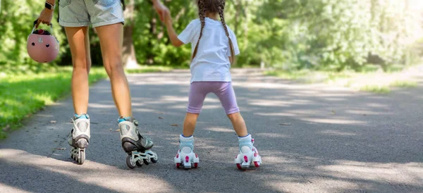 Moeder Leren Kind Dochter Schaatsen Inline Skates Rollers Het Openbaar — Stockfoto