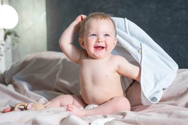 衛生上の手順の後 バスタオルで赤ちゃん ベッドルームで親のベッドの上に横たわっている 櫛子供のための衛生とスキンケアを保持します — ストック写真