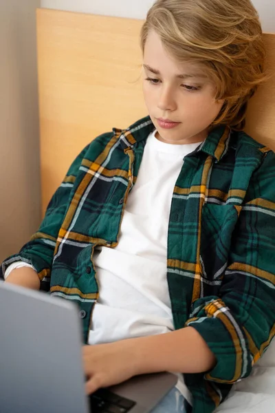 聪明的高加索中学生使用笔记本电脑 孩子在键盘上打字 玩视频游戏 在线家教教数字课 网上家教 虚拟教育 电子教育 — 图库照片