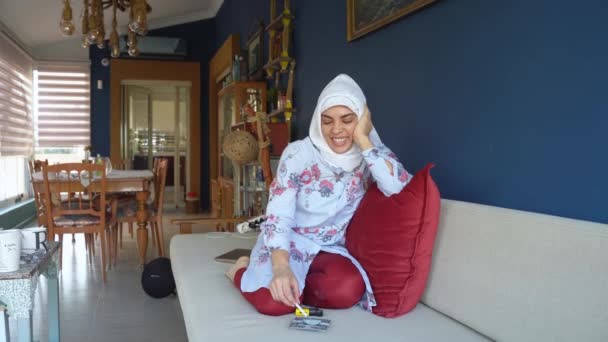 Midden Oosten Arabische Islamitische Vrouw Roken Sigarettentabak Thuis Ongezonde Levensstijl — Stockvideo