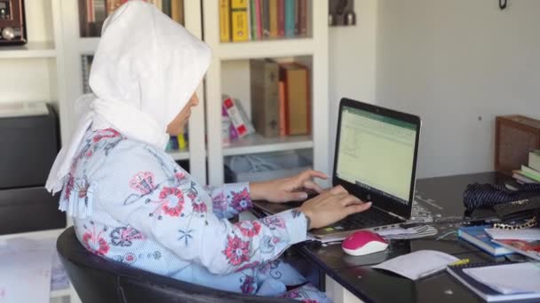 Όμορφη Ευτυχισμένη Μουσουλμανική Αραβική Γυναίκα Χρησιμοποιώντας Φορητό Υπολογιστή Απομακρυσμένο Γραφείο — Αρχείο Βίντεο