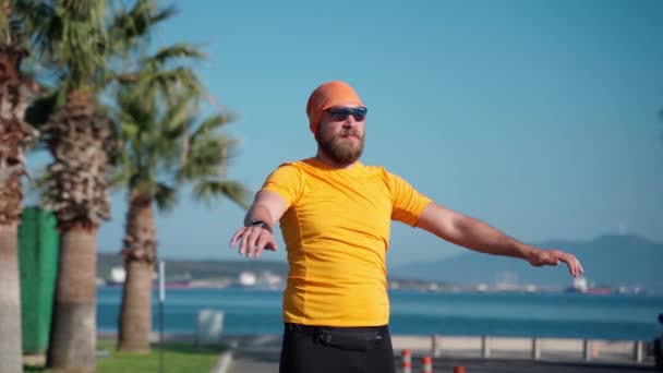 Body Positive Man Sportkläder Värmer Upp Muskler Och Leder Innan — Stockvideo