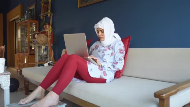 Vacker Glad Muslimsk Arabiska Kvinna Använda Laptop Fjärrarbete Hemmakontor Inomhus — Stockvideo