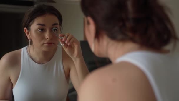 Kaşlarını Fırçalayan Güzel Bir Genç Kadın Genç Spanyol Kadın Makyaj — Stok video
