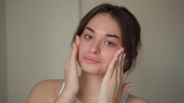 Jonge Vrouw Die Hydraterende Crème Aan Gezicht Bezorgd Veroorzaakt Door — Stockvideo