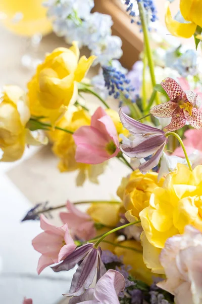 Bouquets Originaux Décoration Florale Mariage Fleurs Sur Invitation Blanche Vue — Photo