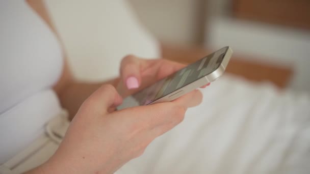 Молодая Женщина Помощью Смартфона Набирает Текстовые Сообщения Мобильный Телефон Время — стоковое видео