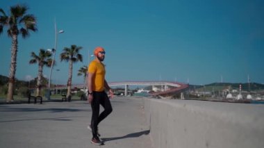 Koşucu adam koşu maratonuna hazırlanmadan önce diz eklemini ısıtıyor. Yetişkinler için sağlıklı bir yaşam tarzı. Sabah işe gitmeden önce beden eğitimi.