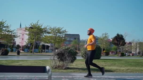 Orta Yaşlı Bir Adam Güneşli Bir Sabah Hazırlık Maratonunda Koşuyor — Stok video