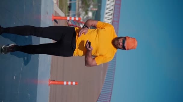 Jogging Άνθρωπος Χρησιμοποιώντας Smartphone Μετά Την Εκτέλεση Αθλητική Δραστηριότητα Κάθετα — Αρχείο Βίντεο